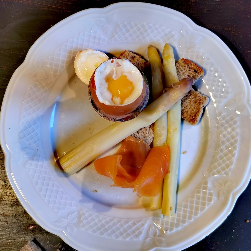 Œufs à la coque mouillettes Asperges Blanches